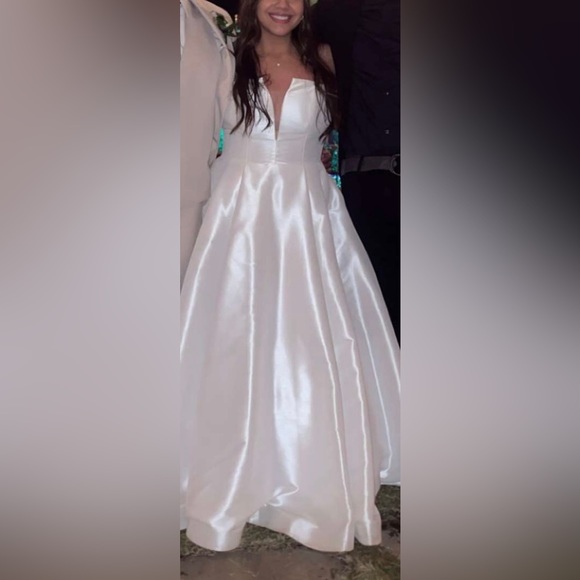 Astrid and Mercedes white satin wedding dress - Picture 4 of 8